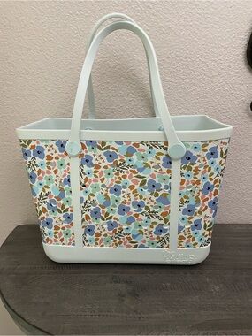 The Darling Effect Floral Print Tote Bag in Light Blue